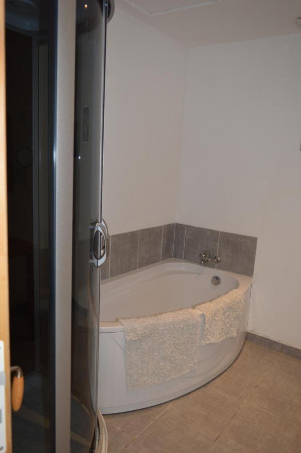 Le Studio Apartment Azille Bagian luar foto
