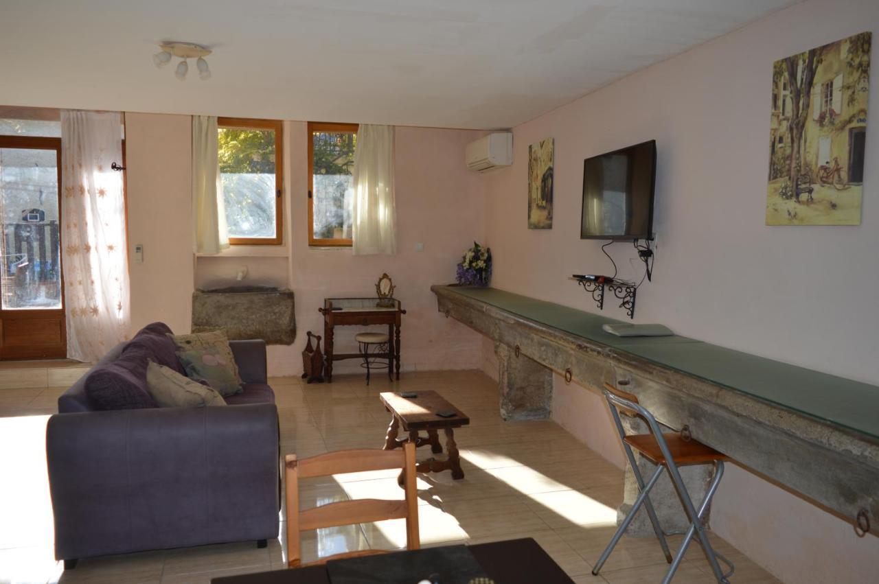 Le Studio Apartment Azille Bagian luar foto