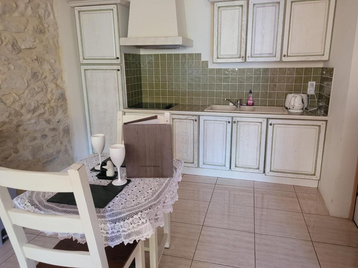Le Studio Apartment Azille Bagian luar foto